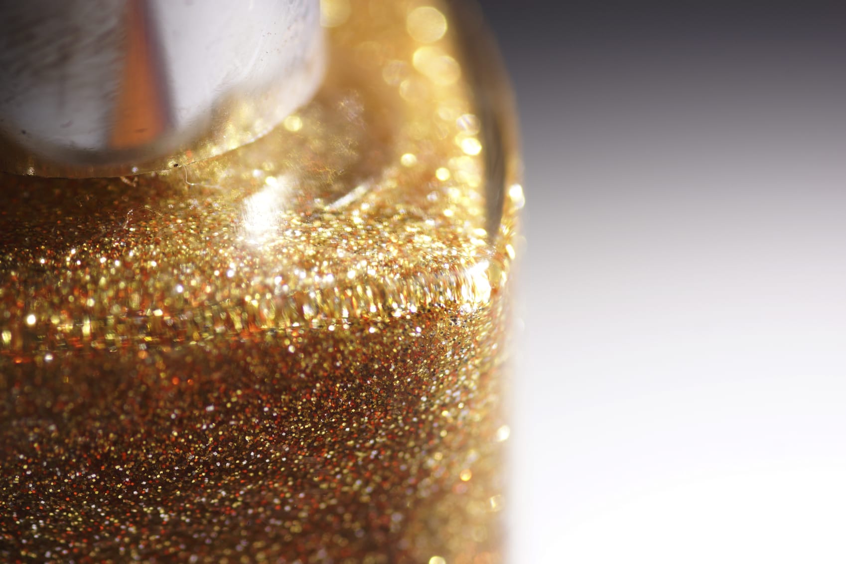 Glitternagellak verwijderen: hoe pak je dat aan?