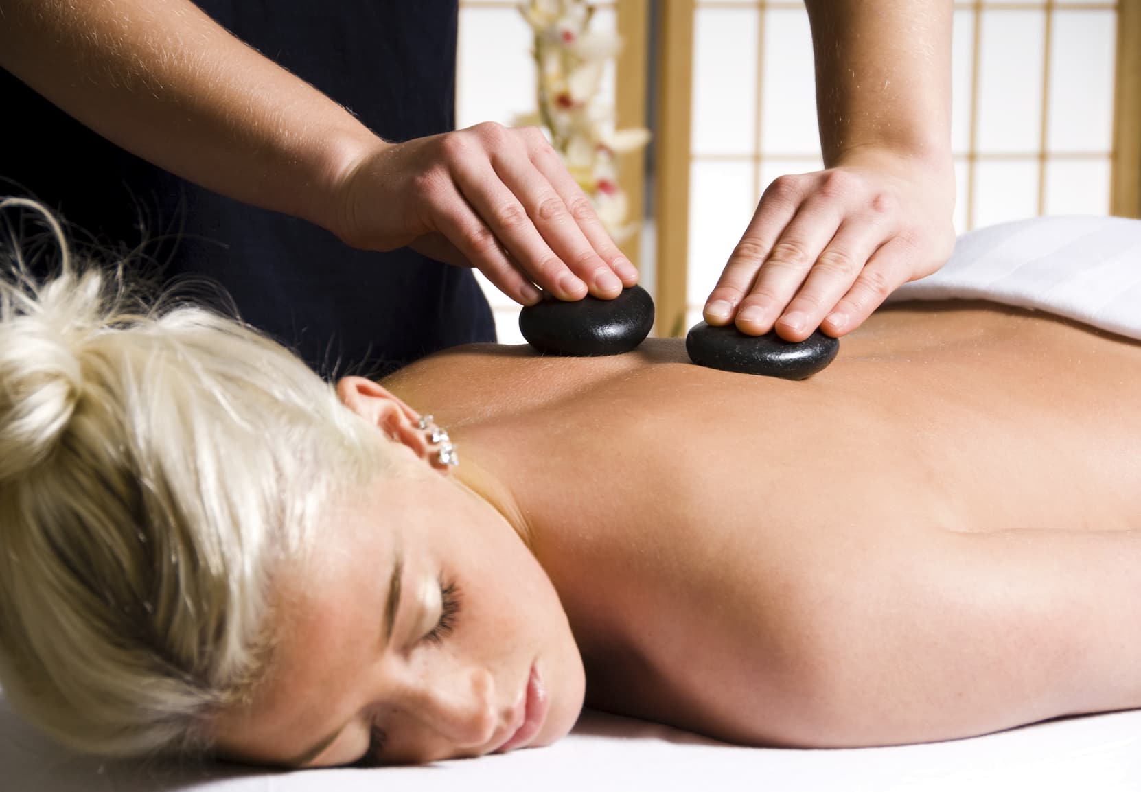 Hot stone massage: veiligheidsmaatregelen niet overbodig!