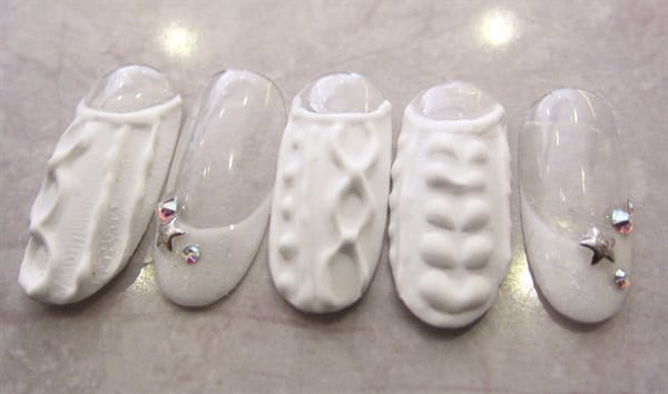 White on white 3D nail van nagelstyliste Hitomi Takizawa, Tokyo 