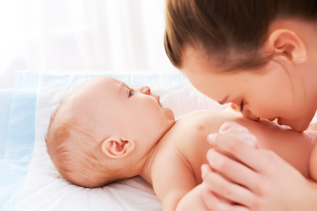 Babymassage laat baby’s wennen aan de wereld