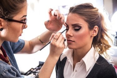 Spiksplinternieuw 5 ongebruikelijke oogmake-up tips van professionals - Wellness IM-61