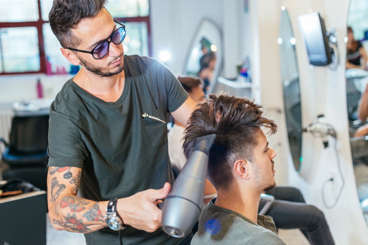 Hoe laat je half afgeschoren haar terug groeien?