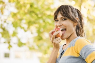vrouw bijt in een appel, lente, voedingstips Chinese geneeskunde