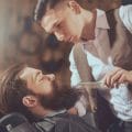 barbier verzorgt de baard van een klant