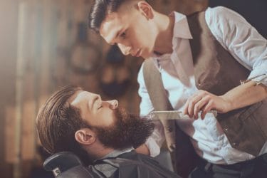 barbier verzorgt de baard van een klant