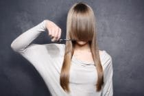 vrouw met lange pony en schaar