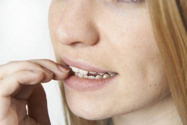 vrouw bijt op nagels
