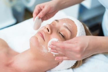 vrouw ontvangt een fruitzuur peeling