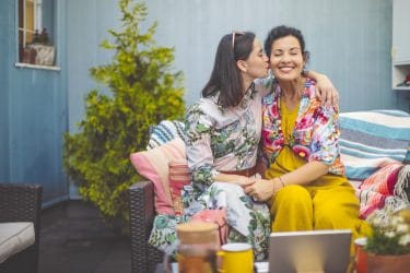 moeder en dochter omhelzen elkaar