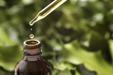 druppel essentiële olie voor aromatherapie