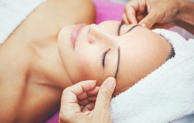 Schoonheidsspecialiste heeft huidverbeterende massage, gelaat