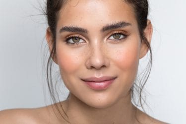 jong meisje met nieuwe wenkbrauw trend, de messy brow