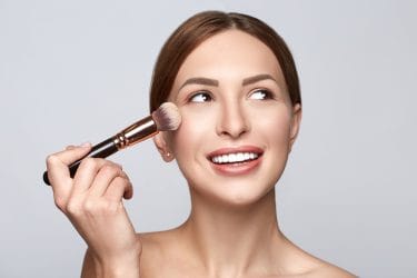 vrouw met make-up kwast