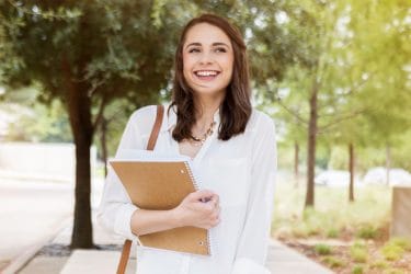 jonge vrouw met boek op weg naar summer school
