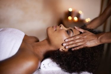 vrouw genieten van een massage
