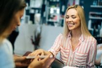 vrouw bij manicure