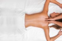 vrouw ondergaat ontspannende massage