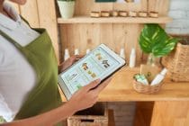 schoonheidsspecialiste koopt beauty producten online