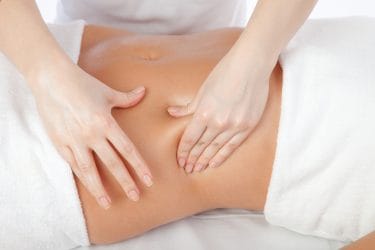 vrouw ontvang chi nei tsang buikmassage