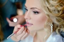 blonde vrouw wordt mooi opgemaakt