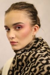 model met make-up met blosjes op de wangen