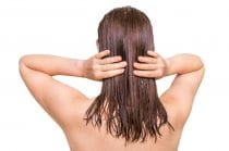 vrouw brengt conditioner aan op haar