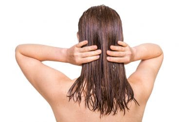 vrouw brengt conditioner aan op haar