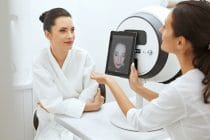 skin expert heeft een huidanalyse apparaat gebruikt voor het analyseren van de huid van een klant.