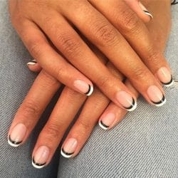 French manicure met een zwart lijntje onder de witte rand