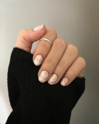 Graphic nails met witte streepjes
