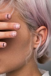 graphic nails witte en zwarte streepjes
