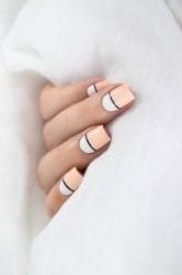 Graphic nails in wit en roze en met een zwart horizontaal streepje