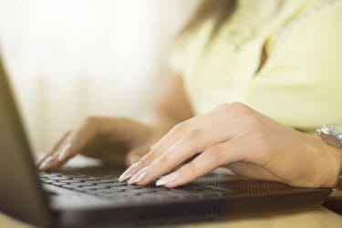 gelnagels met nail art op een toetsenbord van een laptop