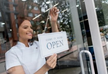 schoonheidsspecialiste opent haar eigen beauty salon