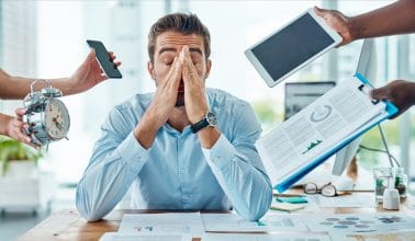 jonge vrouw met burn-out klachten