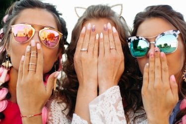drie meiden met mooie gelnagels