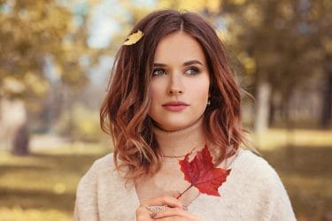 Vrouw met mooie bruine haarkleur, een van de haircolouring trends van deze herfst