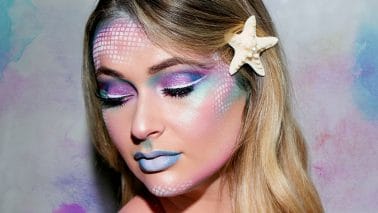 Make-up artist brengt zeemeerminnen make-up aan