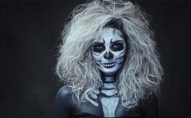 vrouw met getoupeerd Halloween kapsel