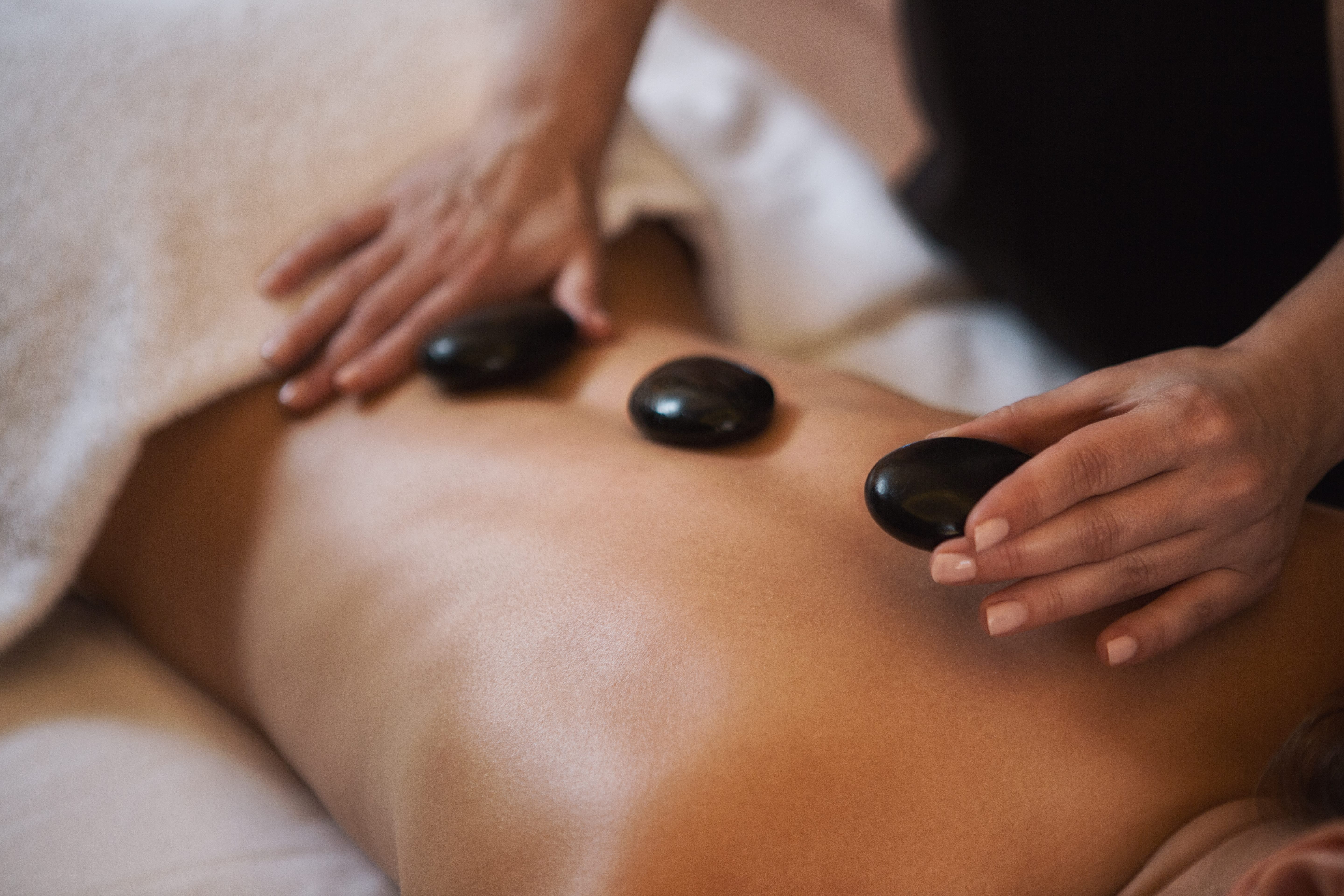 Wat kies ik: klassieke massage of hot stone massage?