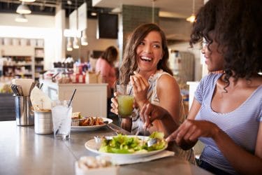 Twee vrouwen genieten van een lunch in Amsterdam