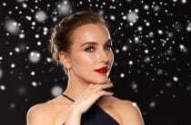 vrouw met klassieke Hollywood kerstmake-up