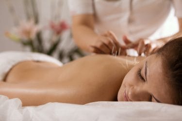 therapeut geeft een dry needling behandeling