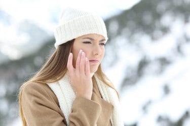Vrouw heeft last van schrale huid in de winter.