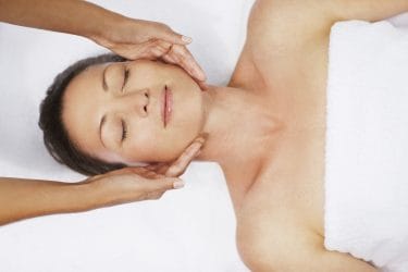 vrouw ontvangt bindweefsel massage voor een stevigere huid