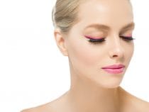 Jonge vrouw met gekleurde eyeliner, een roze eyeliner.
