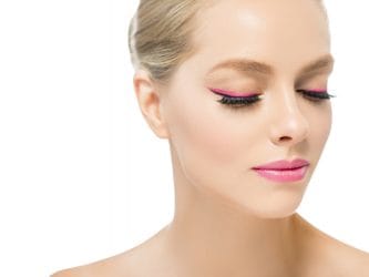 Jonge vrouw met gekleurde eyeliner, een roze eyeliner.