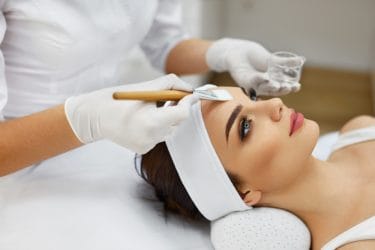 Vrouw ondergaat gelaatsbehandeling van huidverbetering expert