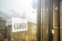 Bordje met gesloten vanwege corona lockdown