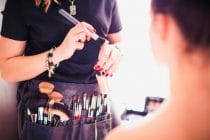 Make-up artist brengt make-up aan voor professionele foto's
